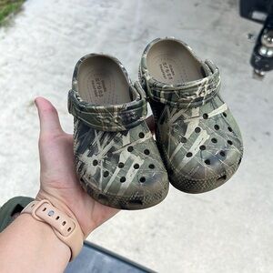 Camo croc size 8c